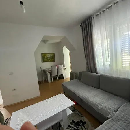Arbnb Cuni Apartment